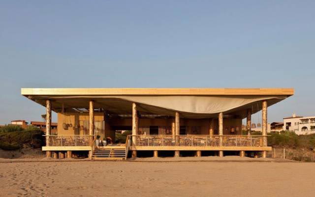 Потолок этого ресторана взорвет вам мозг, как только вы увидите его в ветреную погоду ресторан Barbouni, потолок ресторана, тканевый потолок, потолок ресторана когда ветер, потолок ресторана в ветреную погоду