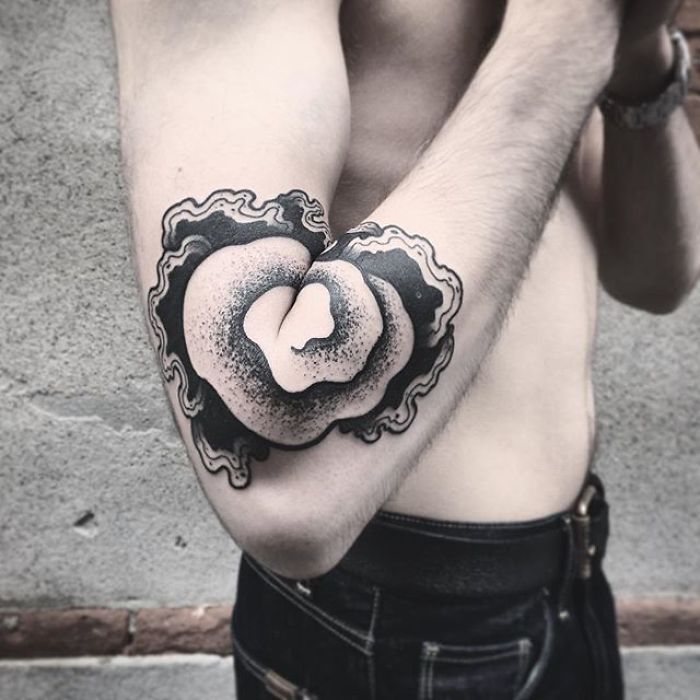 татуировки раскрывают всю свою мощь если выпрямить ногу или руку, Век Ван Хиллик, Vek Van Hillik