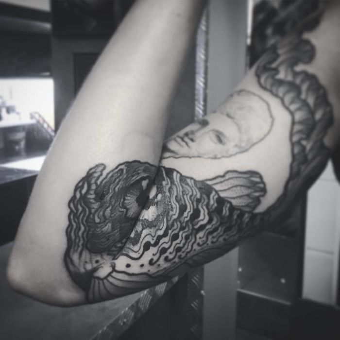 татуировки раскрывают всю свою мощь если выпрямить ногу или руку, Век Ван Хиллик, Vek Van Hillik