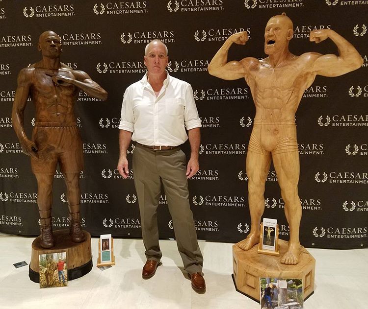 Художник вырезал статую Арнольда Шварценеггера из дерева, Джеймс О'Нил, James O’Neal