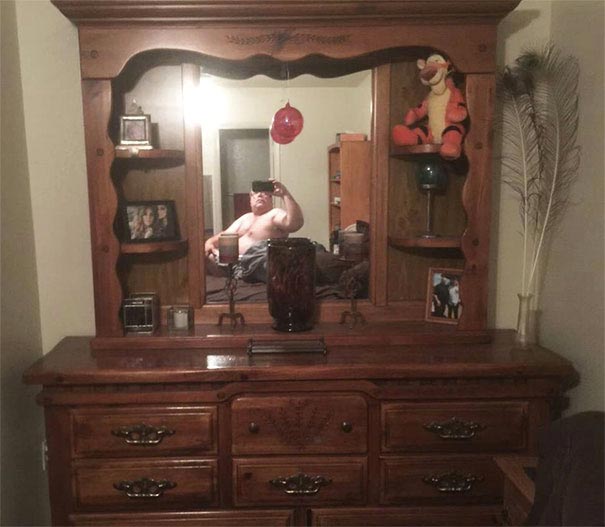 Смешные и находчивые фотографии людей, продающих зеркала, рассмешили весь интернет фото людей продающих зеркала, селфи люди продают зеркала, смешные фото людей продающих зеркала