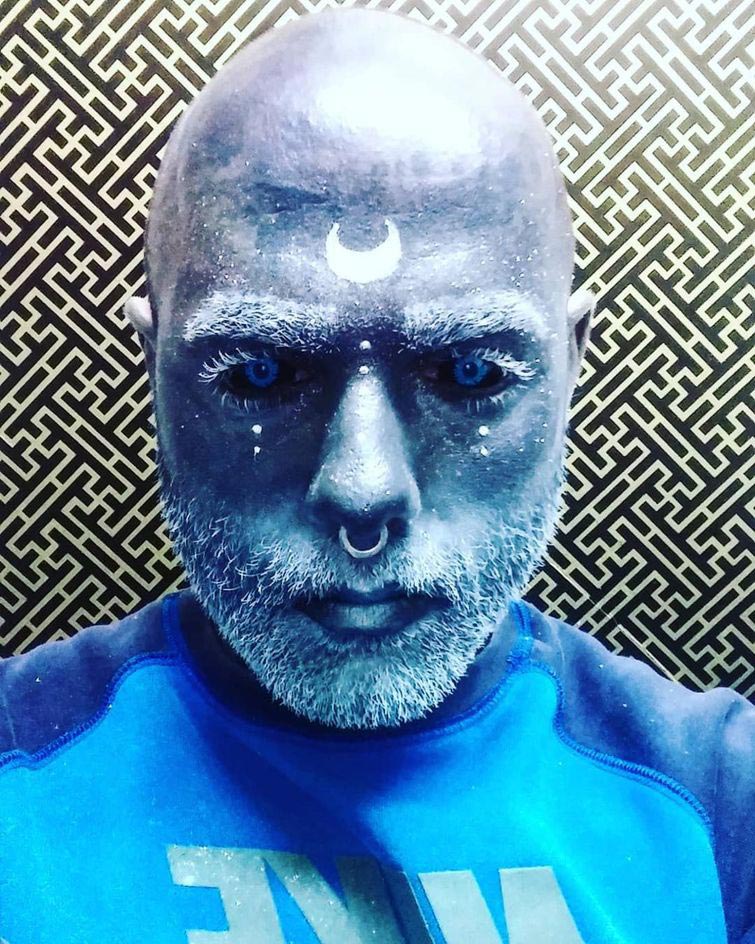 Адам Керликал, Adam Curlykale, полностью зататуировал тело в чёрный цвет,  полностью забился чёрным цветом