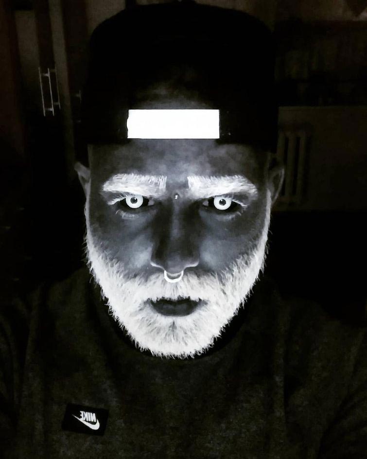 Адам Керликал, Adam Curlykale, полностью зататуировал тело в чёрный цвет,  полностью забился чёрным цветом