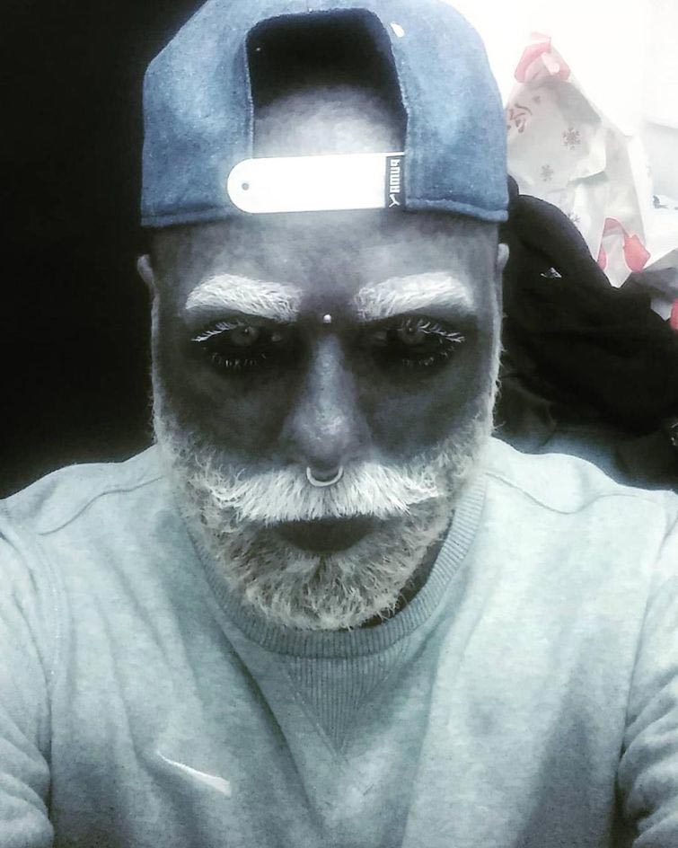 Адам Керликал, Adam Curlykale, полностью зататуировал тело в чёрный цвет,  полностью забился чёрным цветом