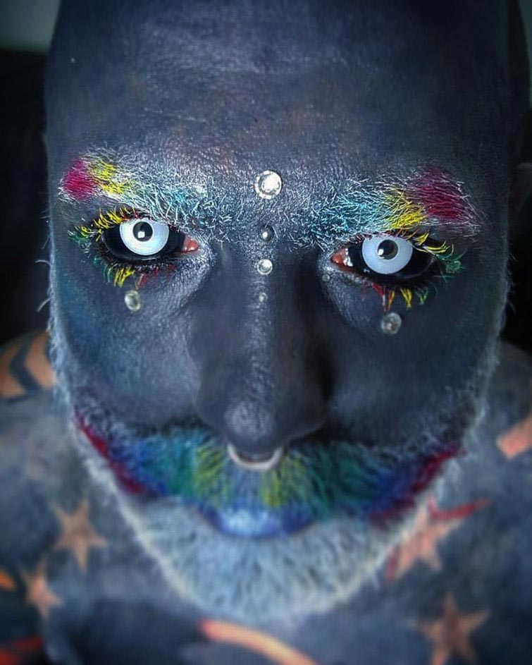 Адам Керликал, Adam Curlykale, полностью зататуировал тело в чёрный цвет,  полностью забился чёрным цветом