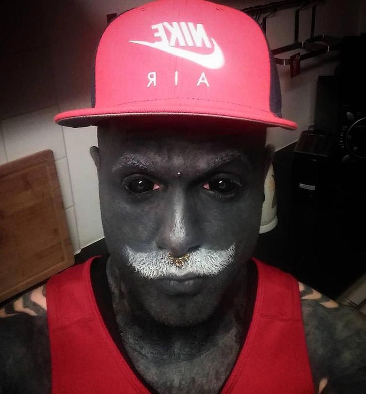 Адам Керликал, Adam Curlykale, полностью зататуировал тело в чёрный цвет,  полностью забился чёрным цветом