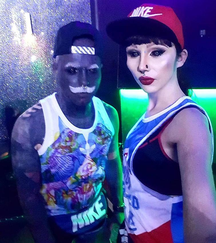 Адам Керликал, Adam Curlykale, полностью зататуировал тело в чёрный цвет,  полностью забился чёрным цветом