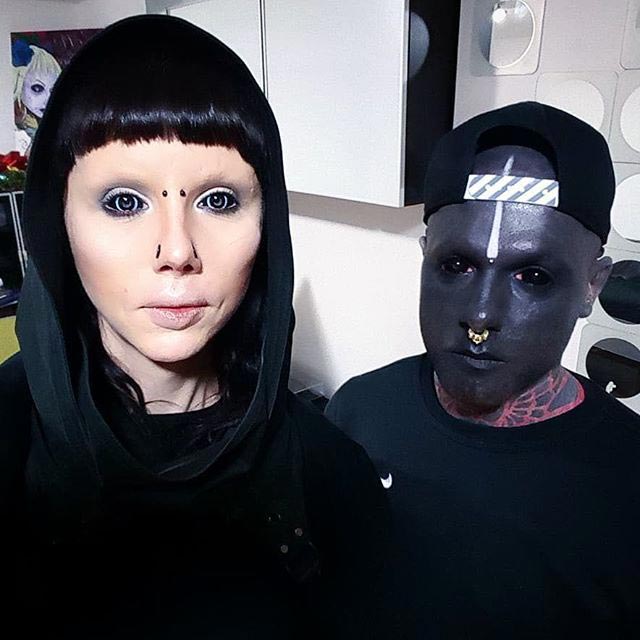 Адам Керликал, Adam Curlykale, полностью зататуировал тело в чёрный цвет,  полностью забился чёрным цветом