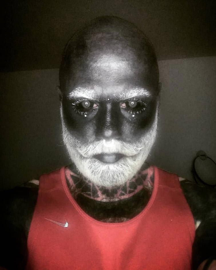 Адам Керликал, Adam Curlykale, полностью зататуировал тело в чёрный цвет,  полностью забился чёрным цветом