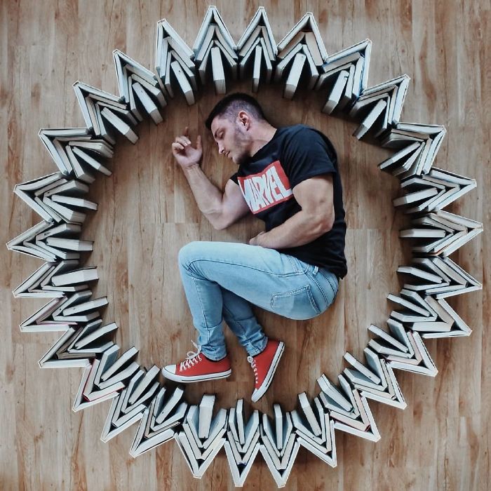 Парень превращает свою массивную библиотеку в искусство,  Джеймс Тревино. James Trevino