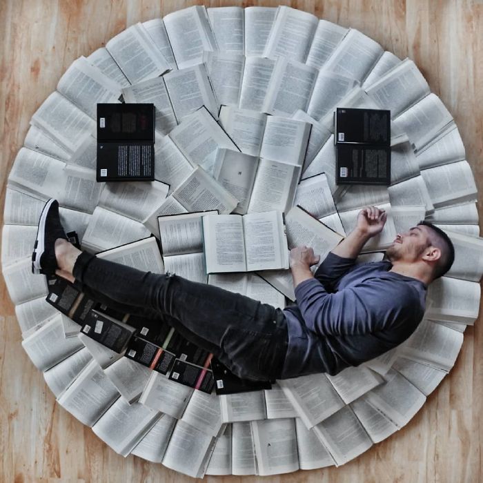 Парень превращает свою массивную библиотеку в искусство,  Джеймс Тревино. James Trevino