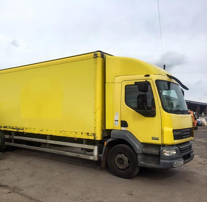 Эта пара превратила старый грузовик в дом на колесах, и он выглядит лучше многих квартир грузовик в дом на колесах, переделали грузовик в дом на колесах, дом на колёсах своими руками, превращение грузовика в дом на колёсах