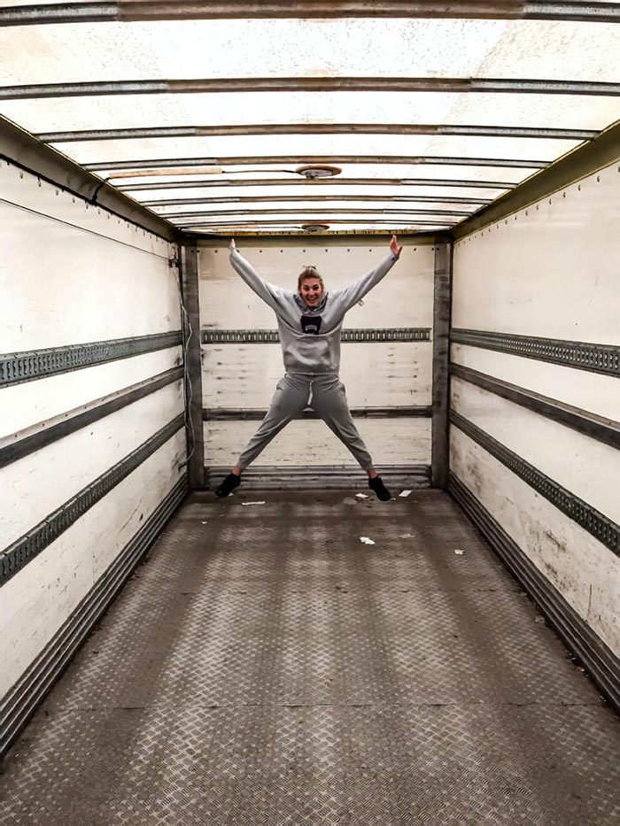 Эта пара превратила старый грузовик в дом на колесах, и он выглядит лучше многих квартир грузовик в дом на колесах, переделали грузовик в дом на колесах, дом на колёсах своими руками, превращение грузовика в дом на колёсах