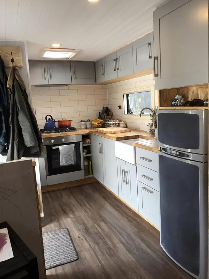 Эта пара превратила старый грузовик в дом на колесах, и он выглядит лучше многих квартир грузовик в дом на колесах, переделали грузовик в дом на колесах, дом на колёсах своими руками, превращение грузовика в дом на колёсах