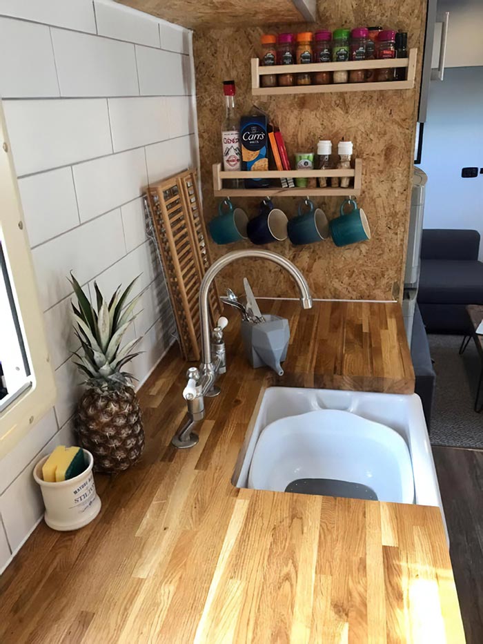 Эта пара превратила старый грузовик в дом на колесах, и он выглядит лучше многих квартир грузовик в дом на колесах, переделали грузовик в дом на колесах, дом на колёсах своими руками, превращение грузовика в дом на колёсах