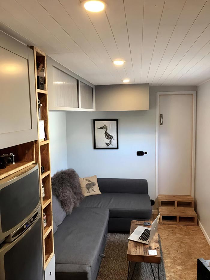 Эта пара превратила старый грузовик в дом на колесах, и он выглядит лучше многих квартир грузовик в дом на колесах, переделали грузовик в дом на колесах, дом на колёсах своими руками, превращение грузовика в дом на колёсах