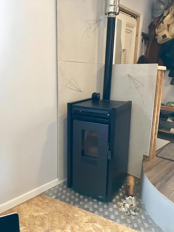 Эта пара превратила старый грузовик в дом на колесах, и он выглядит лучше многих квартир грузовик в дом на колесах, переделали грузовик в дом на колесах, дом на колёсах своими руками, превращение грузовика в дом на колёсах