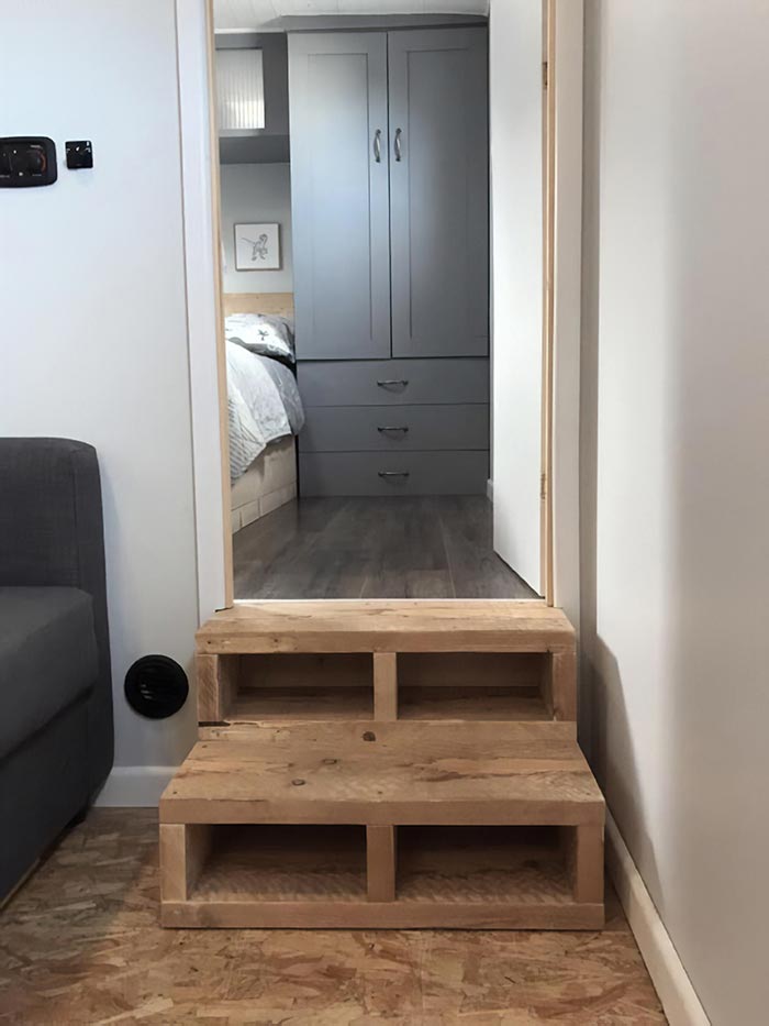 Эта пара превратила старый грузовик в дом на колесах, и он выглядит лучше многих квартир грузовик в дом на колесах, переделали грузовик в дом на колесах, дом на колёсах своими руками, превращение грузовика в дом на колёсах