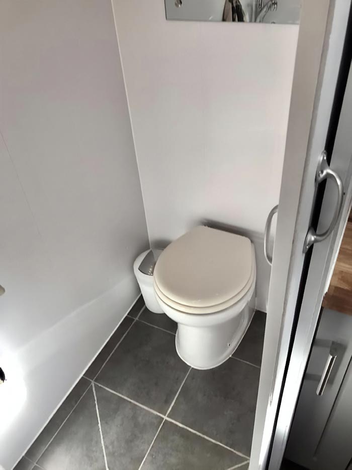 Эта пара превратила старый грузовик в дом на колесах, и он выглядит лучше многих квартир грузовик в дом на колесах, переделали грузовик в дом на колесах, дом на колёсах своими руками, превращение грузовика в дом на колёсах