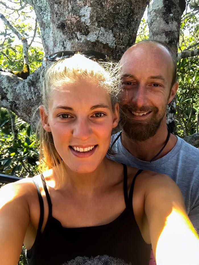 Эта пара превратила старый грузовик в дом на колесах, и он выглядит лучше многих квартир грузовик в дом на колесах, переделали грузовик в дом на колесах, дом на колёсах своими руками, превращение грузовика в дом на колёсах