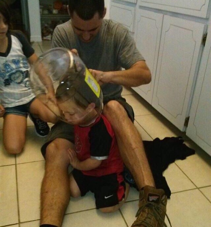 дети шкодничают, дети шалят, дети балуются 