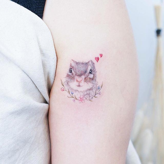 нежные татуировки, маленькие татуировки, татуировки на мочках ушей, крошечные татуировки