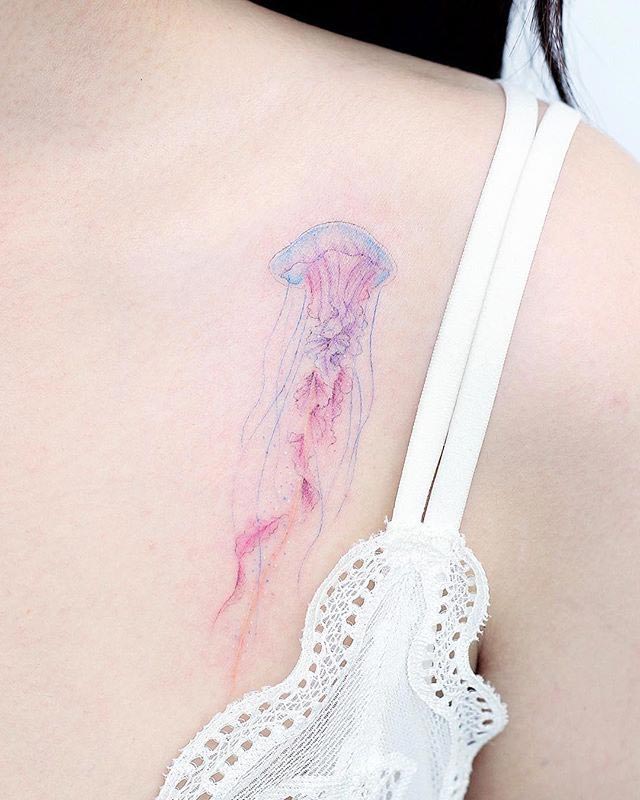 нежные татуировки, маленькие татуировки, татуировки на мочках ушей, крошечные татуировки