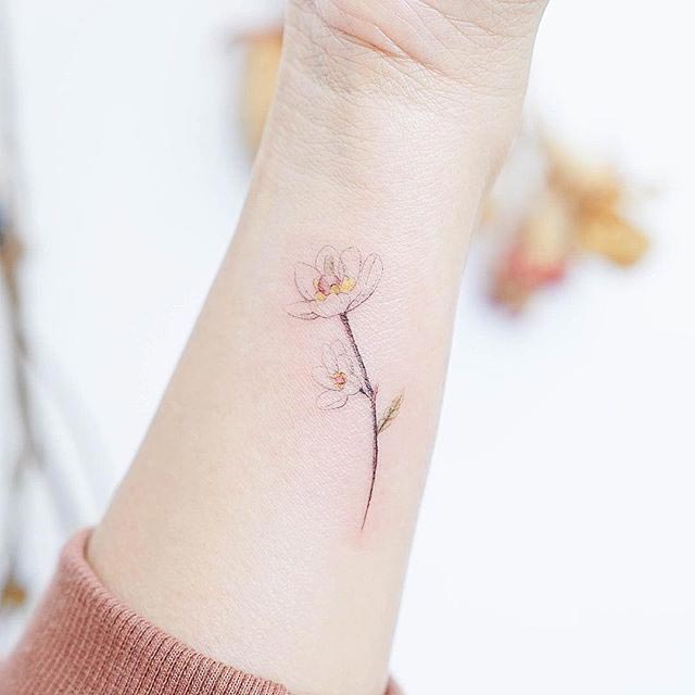 нежные татуировки, маленькие татуировки, татуировки на мочках ушей, крошечные татуировки