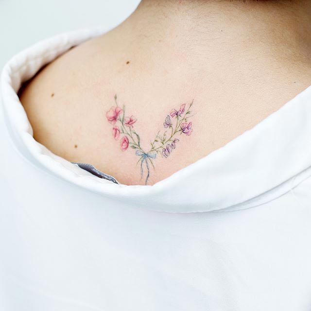 нежные татуировки, маленькие татуировки, татуировки на мочках ушей, крошечные татуировки