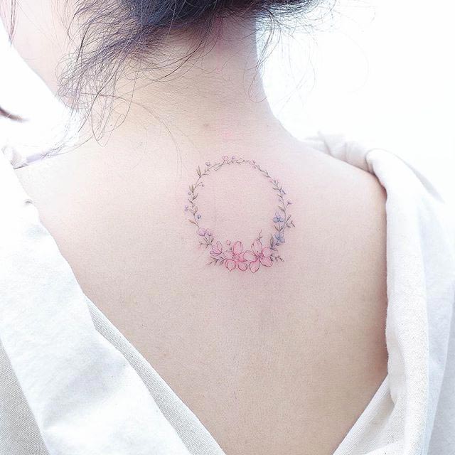 нежные татуировки, маленькие татуировки, татуировки на мочках ушей, крошечные татуировки