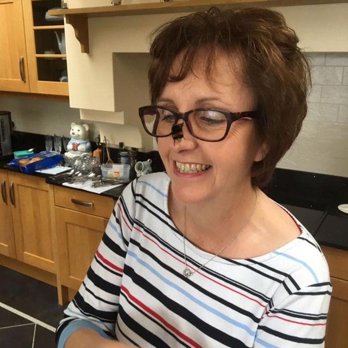 женщина и шмель, женщина спасла шмеля, бескрылый шмель, дружба женщины и шмелья