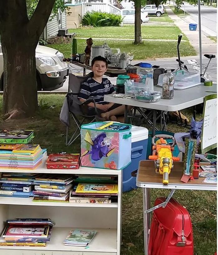 Мальчик продал свои игрушки чтобы заплатить за лечение собаки, доберман Медь