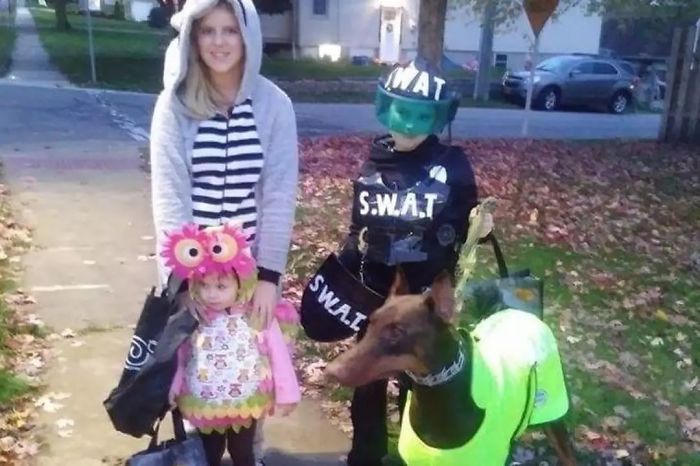 Мальчик продал свои игрушки чтобы заплатить за лечение собаки, доберман Медь