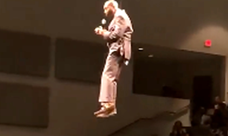 летающий проповедник, Бартоломью Орр, летающий пастор, пастор вылетел на сцену, вылетел на сцену