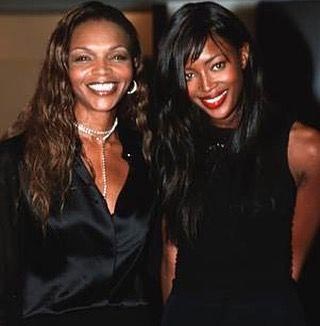 великолепно выглядящие мамы, где мама а где дочь, маму не отличить от дочери, мамы выглядят молодо