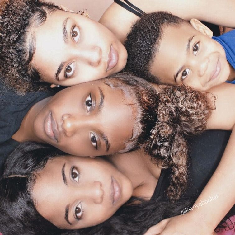 великолепно выглядящие мамы, где мама а где дочь, маму не отличить от дочери, мамы выглядят молодо