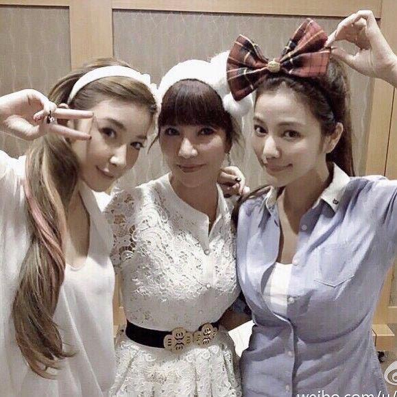 великолепно выглядящие мамы, где мама а где дочь, маму не отличить от дочери, мамы выглядят молодо