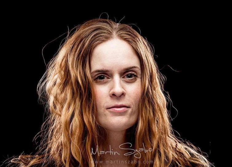 люди воздуходувка, воздуходувка в лицо, фотограф воздуходувка в лицо, фото людей поток воздуха