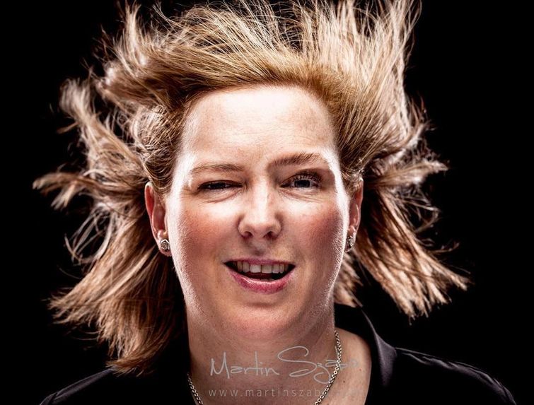 люди воздуходувка, воздуходувка в лицо, фотограф воздуходувка в лицо, фото людей поток воздуха