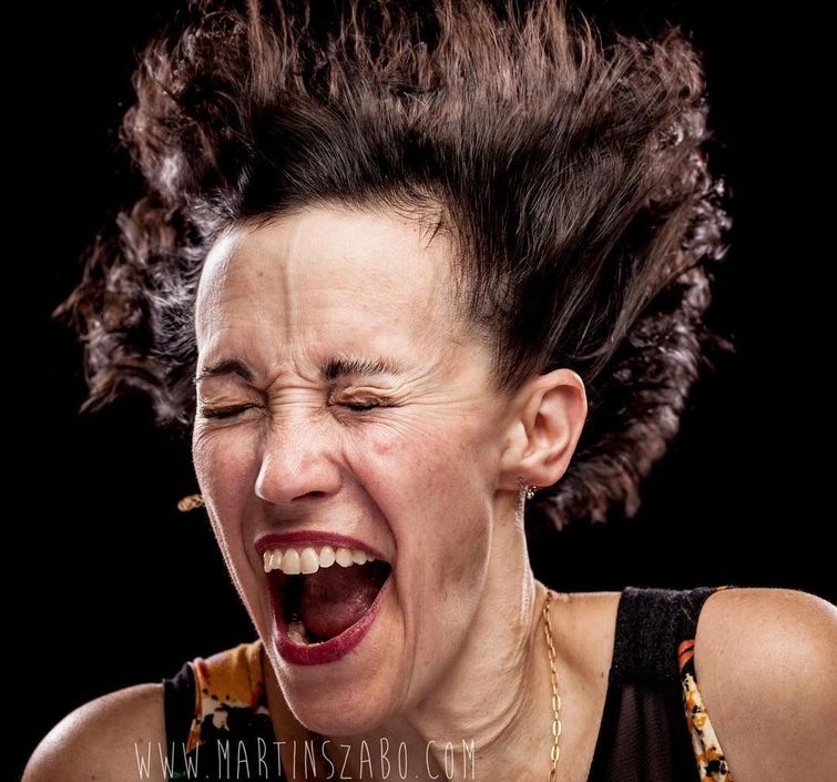 люди воздуходувка, воздуходувка в лицо, фотограф воздуходувка в лицо, фото людей поток воздуха