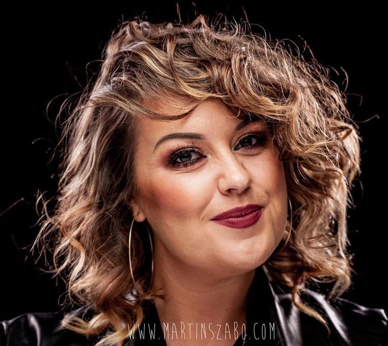 люди воздуходувка, воздуходувка в лицо, фотограф воздуходувка в лицо, фото людей поток воздуха