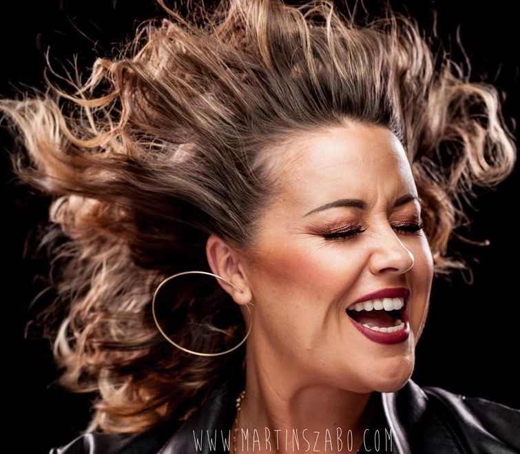 люди воздуходувка, воздуходувка в лицо, фотограф воздуходувка в лицо, фото людей поток воздуха