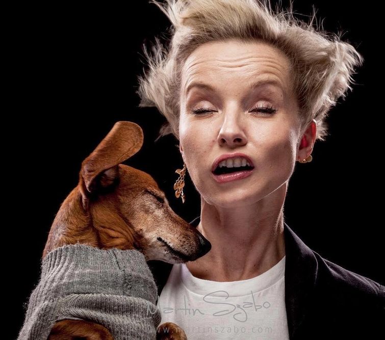 люди воздуходувка, воздуходувка в лицо, фотограф воздуходувка в лицо, фото людей поток воздуха