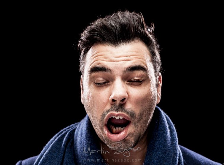 люди воздуходувка, воздуходувка в лицо, фотограф воздуходувка в лицо, фото людей поток воздуха