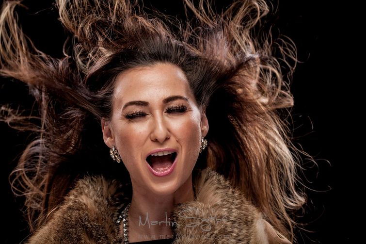 люди воздуходувка, воздуходувка в лицо, фотограф воздуходувка в лицо, фото людей поток воздуха