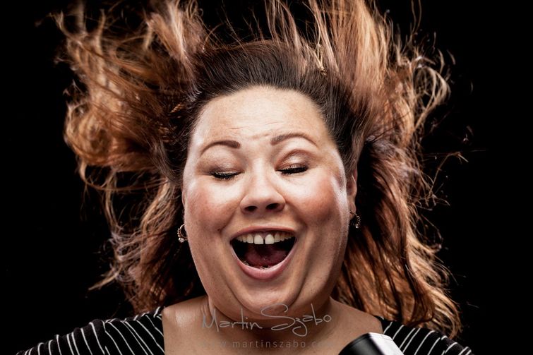 люди воздуходувка, воздуходувка в лицо, фотограф воздуходувка в лицо, фото людей поток воздуха