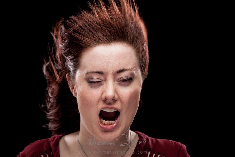 люди воздуходувка, воздуходувка в лицо, фотограф воздуходувка в лицо, фото людей поток воздуха