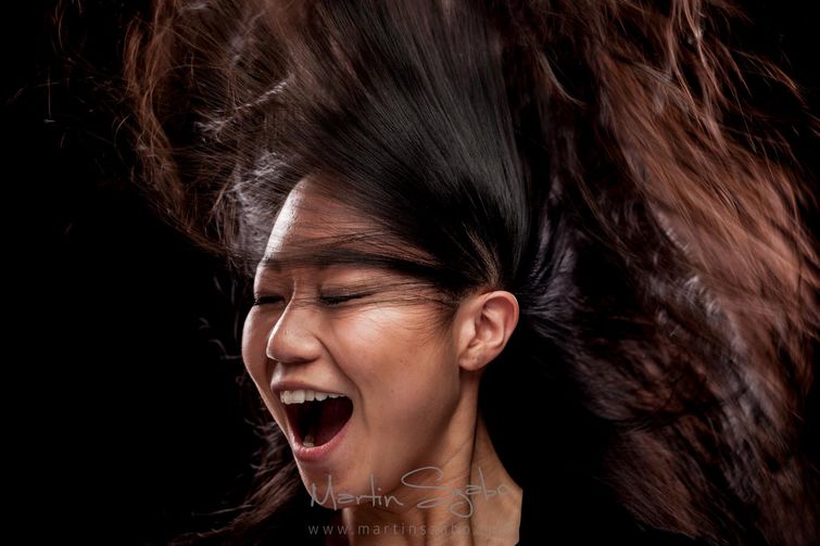 люди воздуходувка, воздуходувка в лицо, фотограф воздуходувка в лицо, фото людей поток воздуха