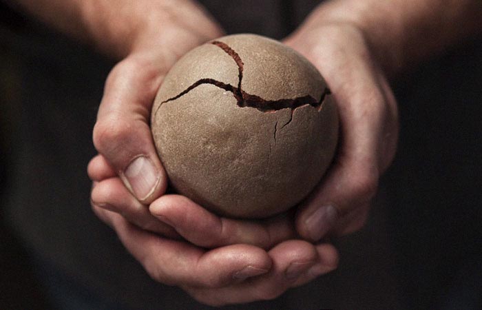 Японцы полируют грязевые шарики, японцы полируют шары из грязи