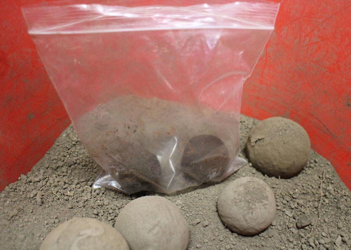 Японцы полируют грязевые шарики, японцы полируют шары из грязи